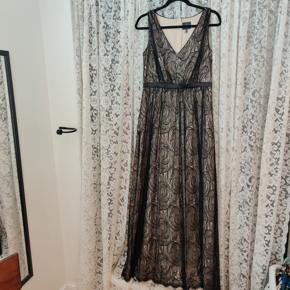 Adrianna Papell Dresses & Skirts - Adrianna Papell Maxi Formal Dress Size 8
